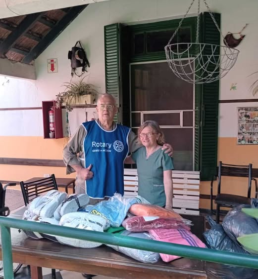 Ropa de abrigo y calzado a hogar de ancianos en Ezpeleta